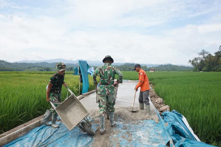 TMMD ke-127 Kodim 0421/Lampung Selatan Bangun RTLH dan Infrastruktur Warga